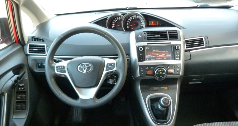 Toyota Verso cena 52999 przebieg: 174032, rok produkcji 2015 z Toszek małe 704